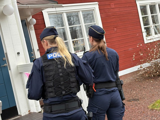 Poliser på plats vid brottsplatsen. 