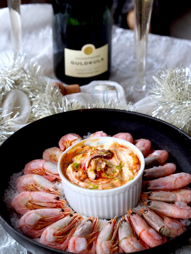 Alltid trevligt med mat som kräver lite aktivitet. Saltstekta räkor blir en mumsig snackis. Servera direkt ur en eller flera stekpannor, beroende på hur många ni är.