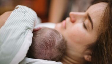 Allt färre barn föds i Sverige – mammorna blir äldre.