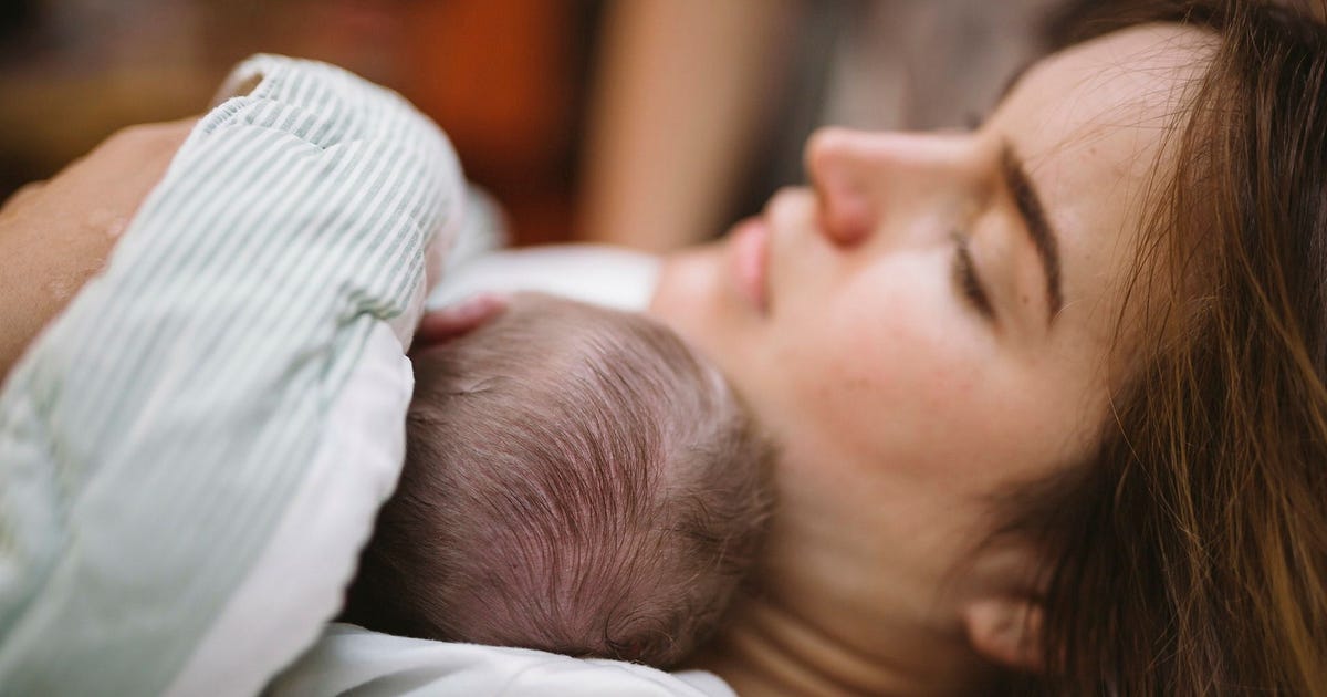 Allt färre barn föds i Sverige – mammorna blir äldre.