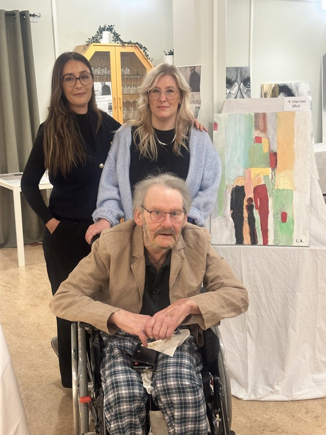 Leif Adamsson tillsammans med Ilham Zohir och Elin Eliasson som också ställde ut på Nicklagården.