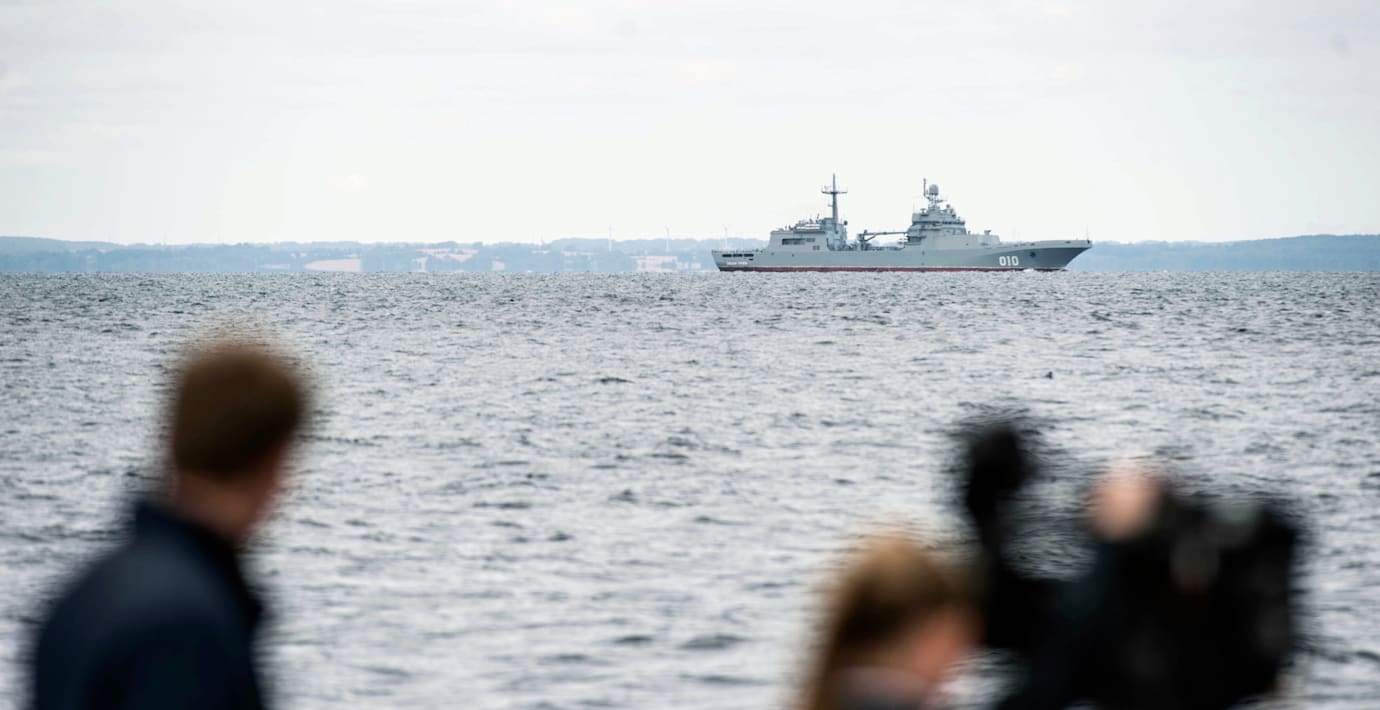 Beväpnade vakter i ryska uniformer på många fartyg i Östersjön