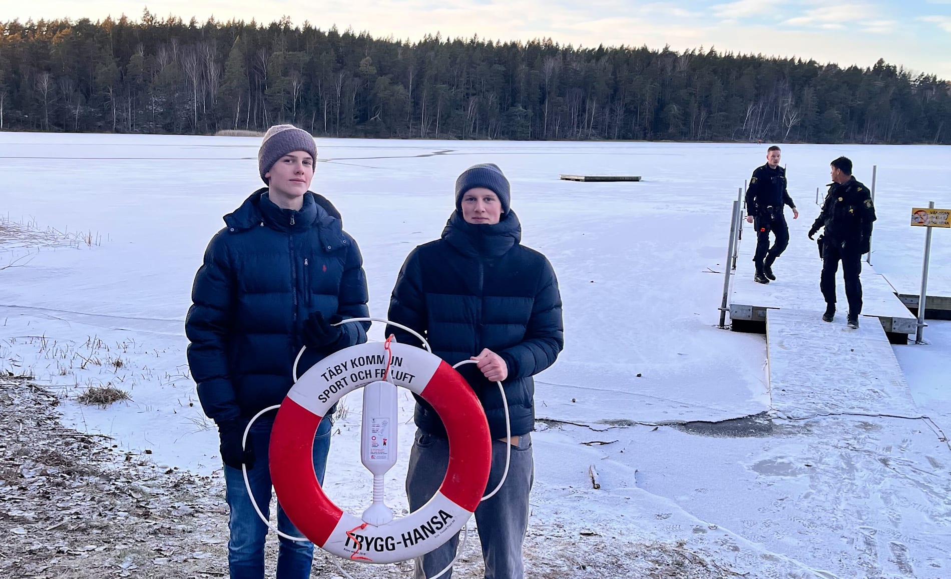 Pim, 15, och Sam, 19, lyckades få upp mannen med hjälp av en livboj.