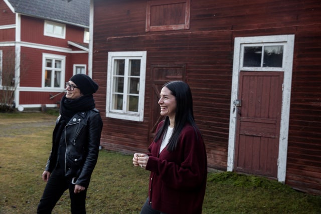 De träffades under Tobias jobbresor i Chile som också är ”Totis” hemland. Hon reser också mycket och jobbar med produktion av stora livesända e-sportevent. Ett tag gjorde Tobias det också. – Det var så jag tog mig genom pandemin.