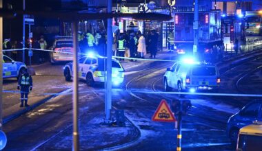 Buss har kört in i husfasad i Liljeholmen