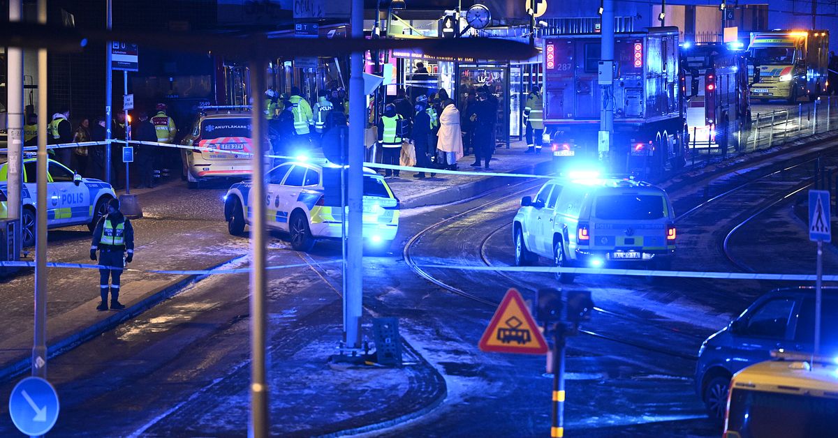 Buss har kört in i husfasad i Liljeholmen