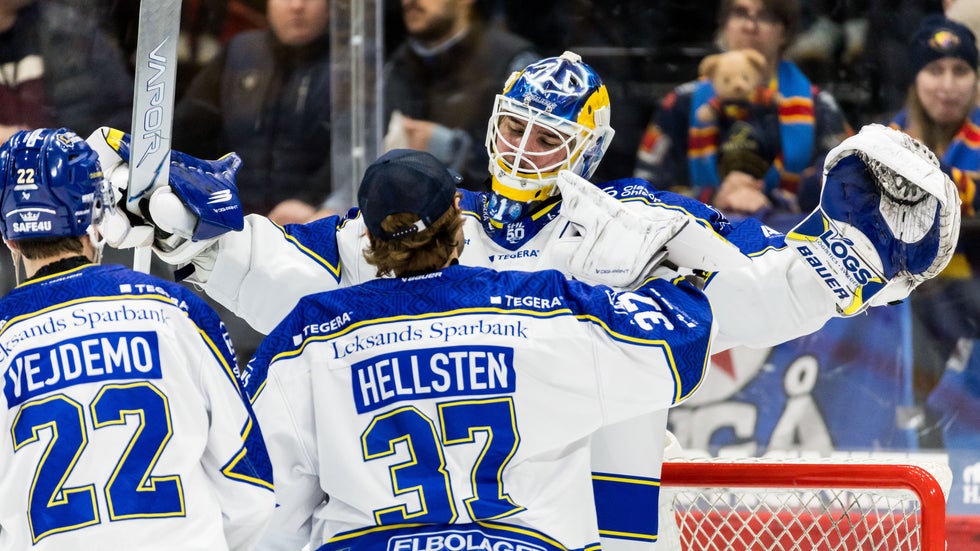 Leksandsspelarna åker fram för att gratulera Marcus Gidlöf till segern och den hållna nollan efter 5–0 mot Djurgården.