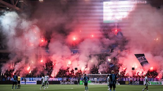 Bildbyråns fotograf Maxim Thoré visste var och när det skulle kastas in bangers i derbyt Hammarby–Djurgården som bröts och spelades klart dagen efter.