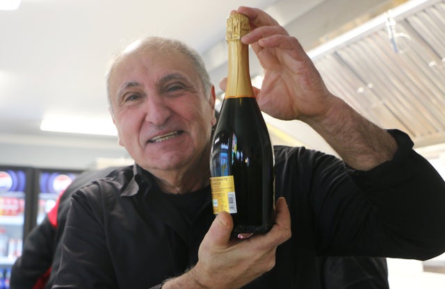 Mellan beställningarna fick Atilla Oral ta emot både blommor och bubbel av glada gäster.