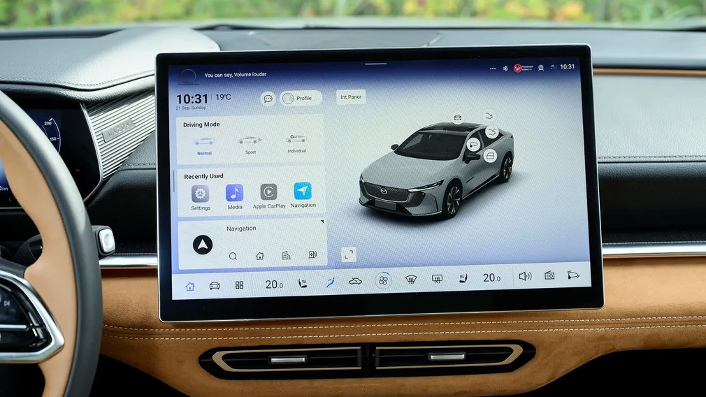 Menysystemet i pekskärmen styr alla bilens funktioner och är inte lika lättanvänt som de bästa.