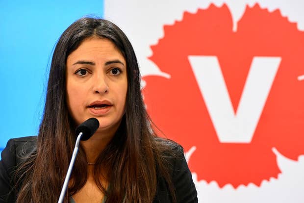 V-ledaren Nooshi Dadgostar har sagt att Vänsterpartiet kräver att ta plats i en S-ledd regering. 