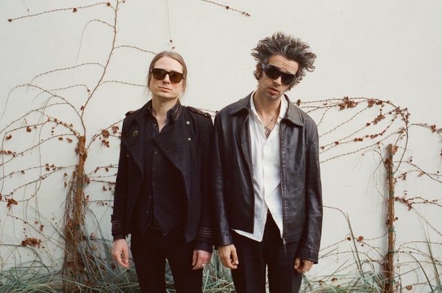 Tobias tillsammans med frontmannen Matty Healy från The 1975.