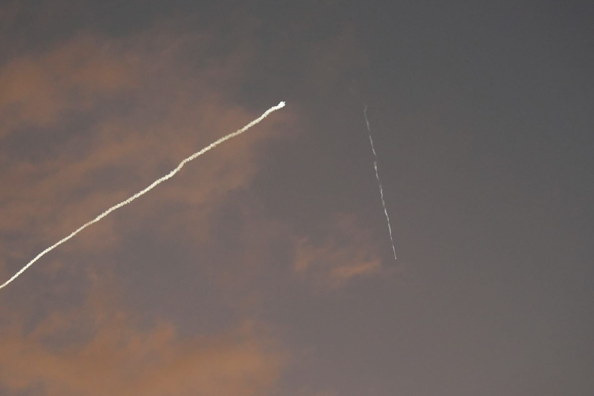 På bilden från i juni i år syns en israelisk luftvärnsrobot som avfyrats för att motverka en iransk robotattack.