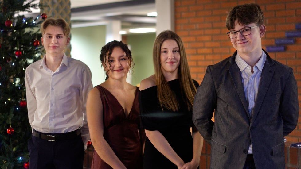 Axel Gezelius, Denise Sandström, Elvira Hemer och Alvin Nyman Arensborg har klätt upp sig från topp till tå inför kvällens festligheter i Stockholm.