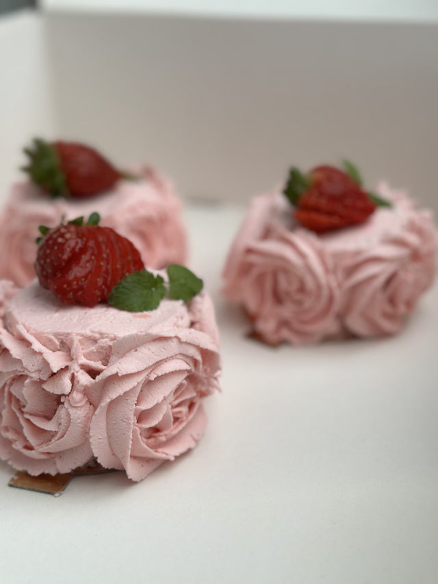 Ett annat bakverk som kanske dyker upp framåt sommaren när jordgubbarna är sötare är den här skapelsen. Bakelsen är täckt med rosa mascaroponekräm och har en mandelbotten penslad med citronsirap. 