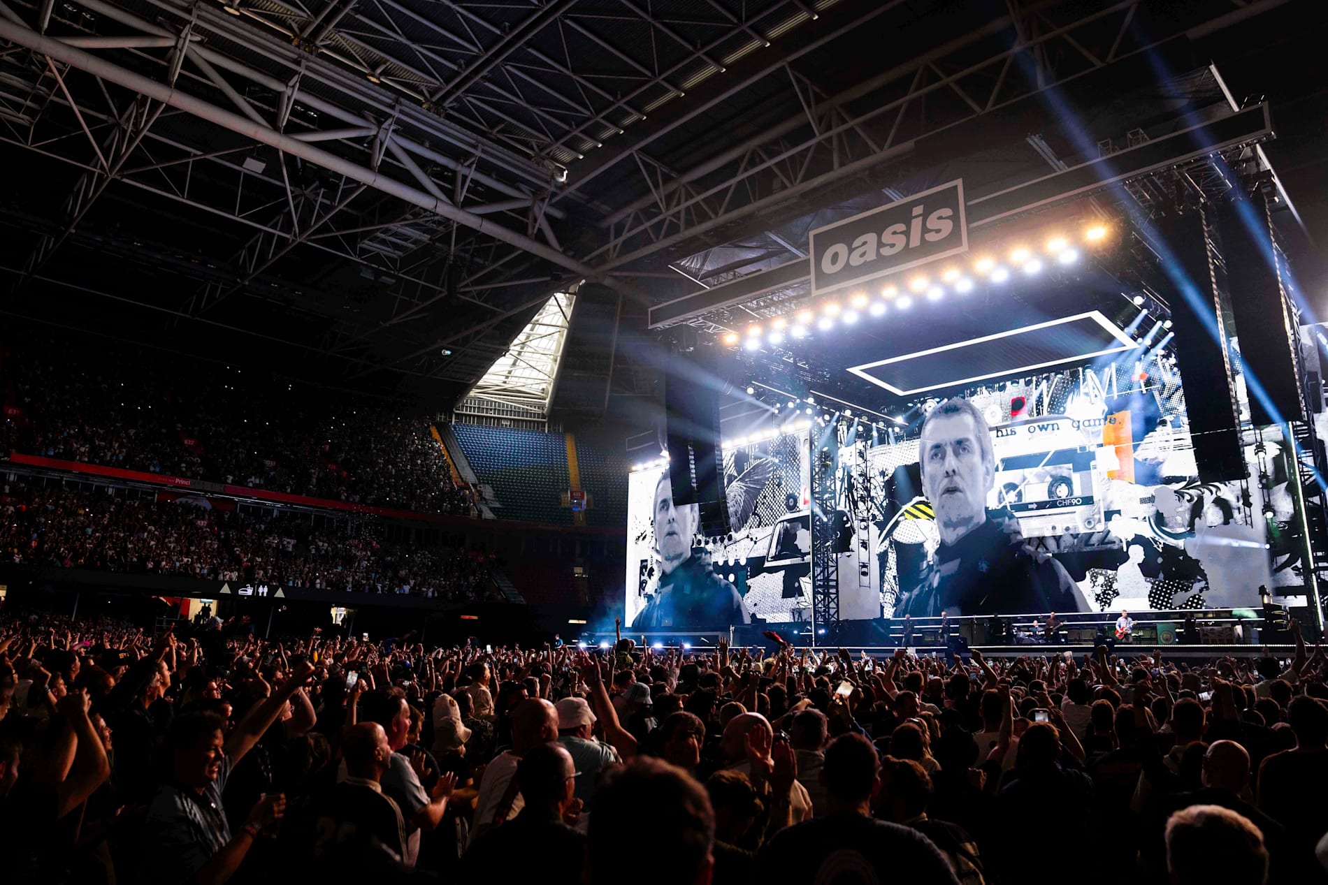 Oasis på Principality stadium i Cardiff.