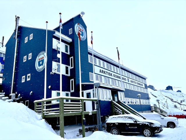 Härifrån styr Danmark försvaret av Grönland och Färöarna, i samarbete med Nato och USA.