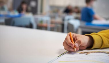 Trender och politik måste ut ur skolan