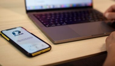 Misstänks ha lurat till sig miljoner – åtalas