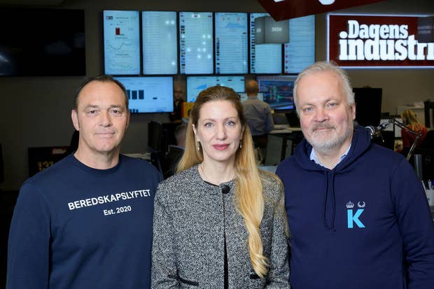 Ukrainas ambassadör Svitlana Zalishchuk flankerad av Beredskapslyftets Fredrik Hillelson och Svante Norgren, barnläkare och chef för Astrid Lindgrens barnsjukhus.