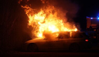 Bilbrand vid idrottsplats i Uppsala