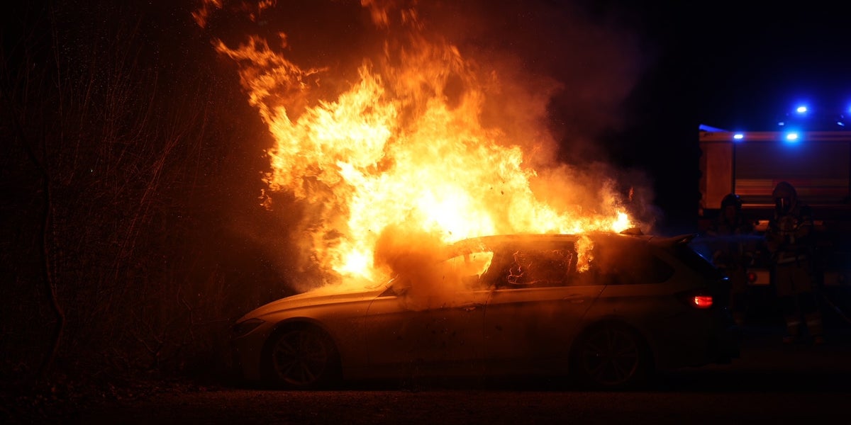 Bilbrand vid idrottsplats i Uppsala