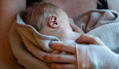 Allt färre barn föds – och mammorna blir allt äldre