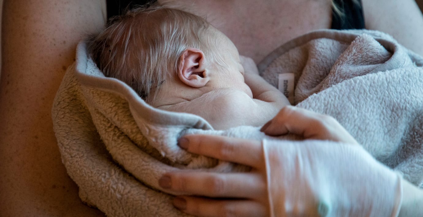 Allt färre barn föds – och mammorna blir allt äldre