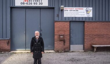 Bedrägeriutsatta kunder stämmer banken och får sina pengar tillbaka.