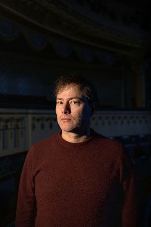 ”Det är intressant med rättegångar, du kan ta in hela världen i ett rum”, säger Milo Rau.