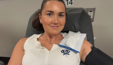 Olivia, 26, köar för att ge blod efter terrorn