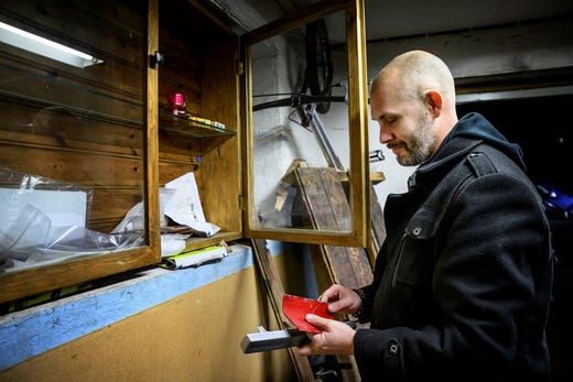 I Motorgårdens lokaler finns ett minnesskåp för olyckan i Grebbestad 2022.