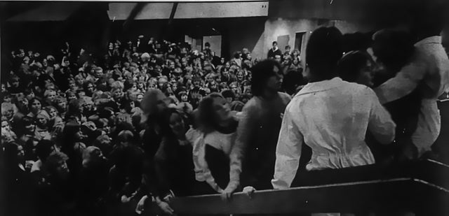 Publiken köar i centralhallen på Roslagsskolan. Foto: Norrtelje Tidning