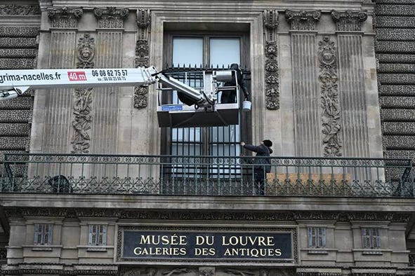 DN Direkt – Louvren installerar galler vid balkong efter juvelkuppen