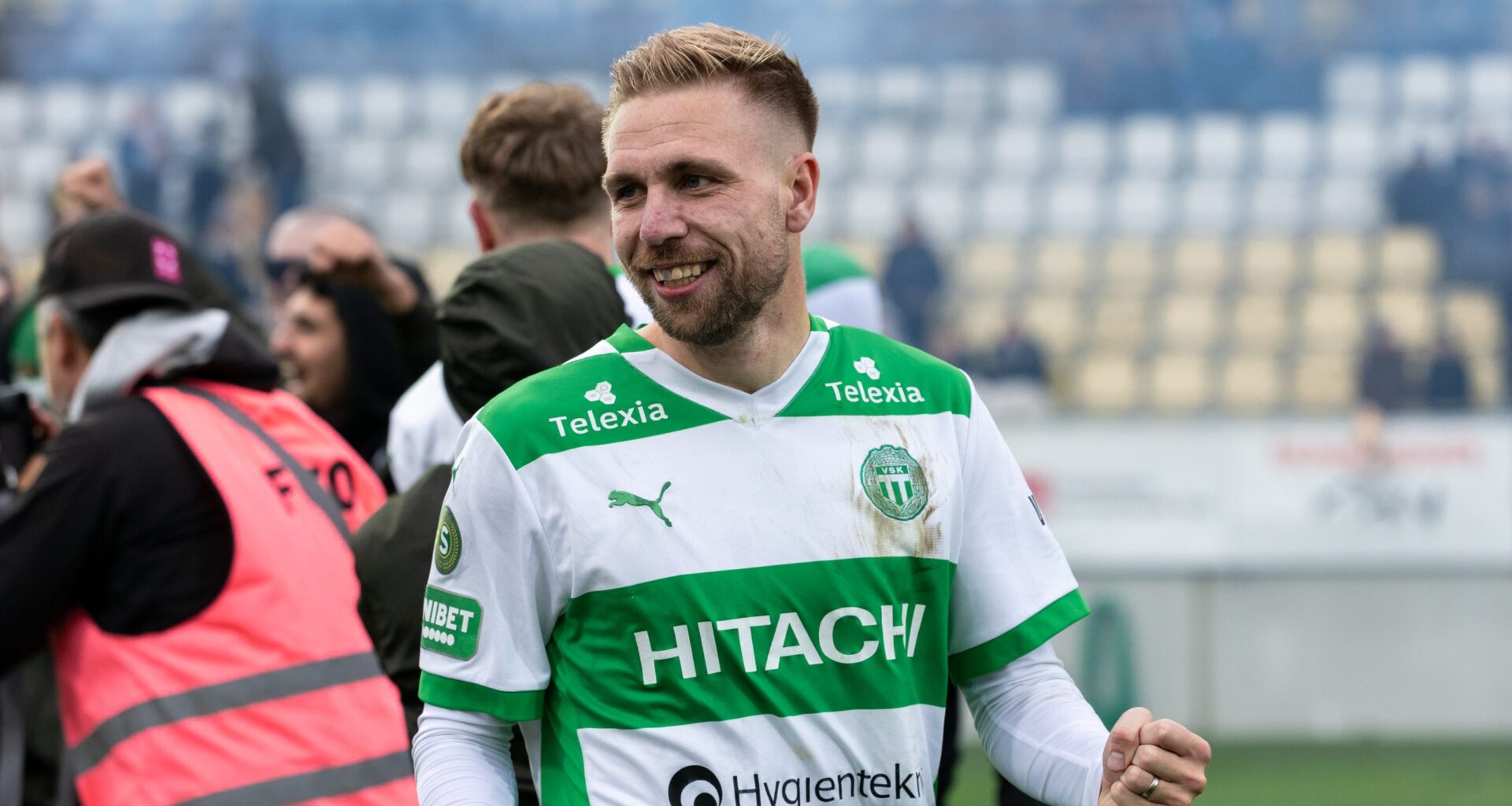 Jonathan Ring förlänger med VSK Fotboll