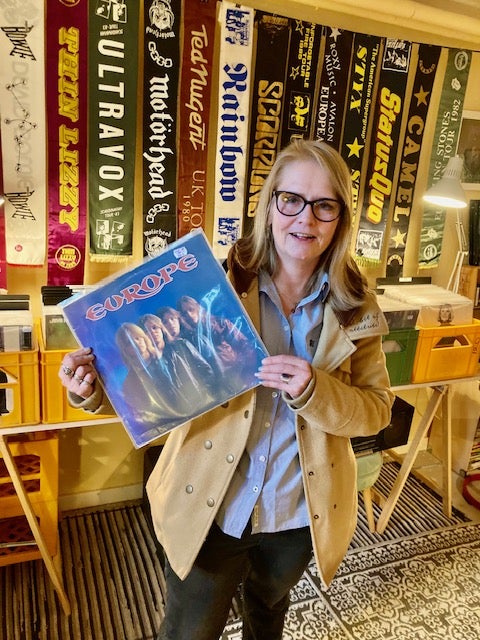 Catharina Erdtman med Europes debutalbum. Foto: Micke Grann