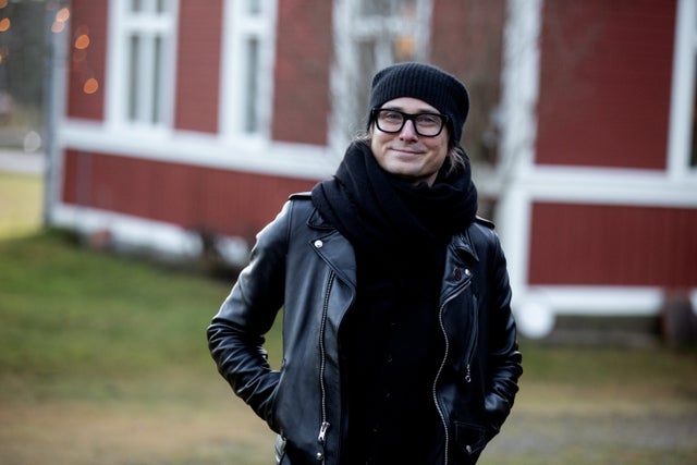 Som ung och arbetslös i Stockholm började Tobias ”trixa lite med ljuset” på musikkafét Kafé 44.
– Det var som att hitta hem. Jag kände för första gången i mitt liv att jag hade talang.