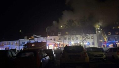 Kraftig brand i flerfamiljshus – bostäder fick utrymmas