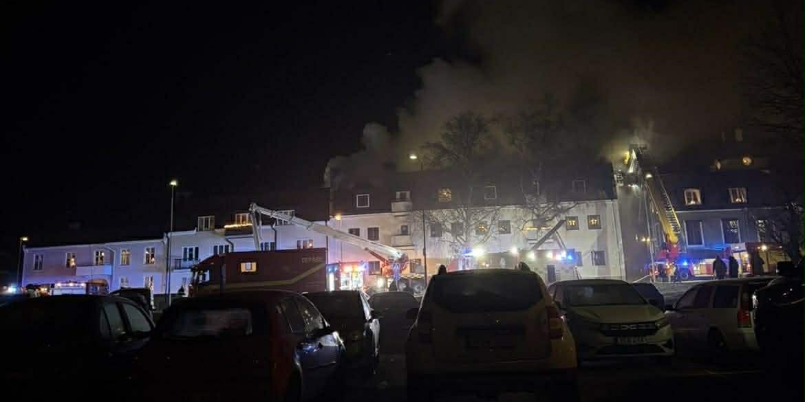 Kraftig brand i flerfamiljshus – bostäder fick utrymmas