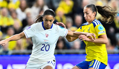 De försöker nå bollen och drar lite i varandra.