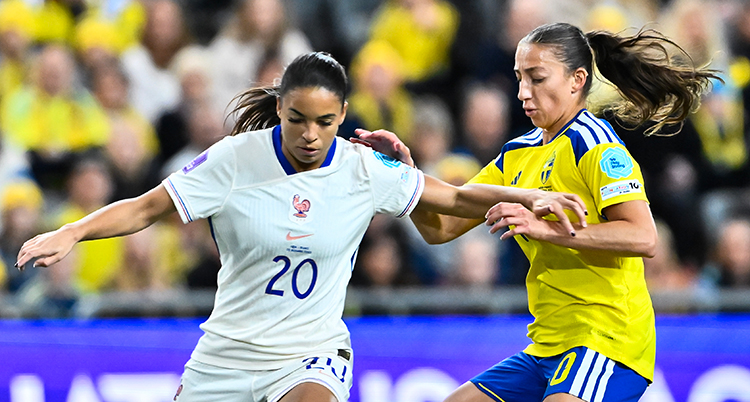 De försöker nå bollen och drar lite i varandra.