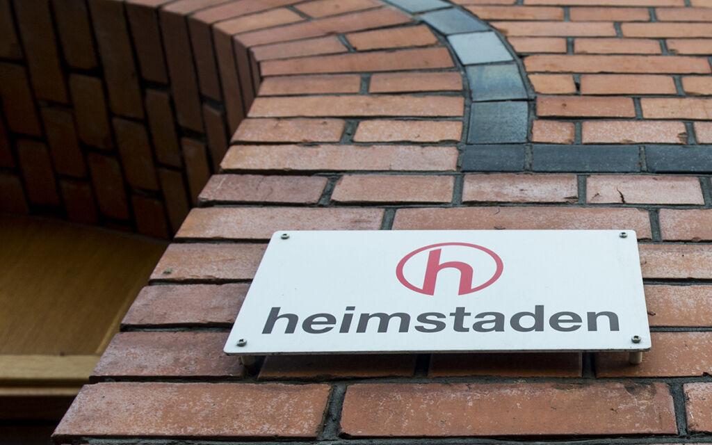 Skylt med Heimstadens logga