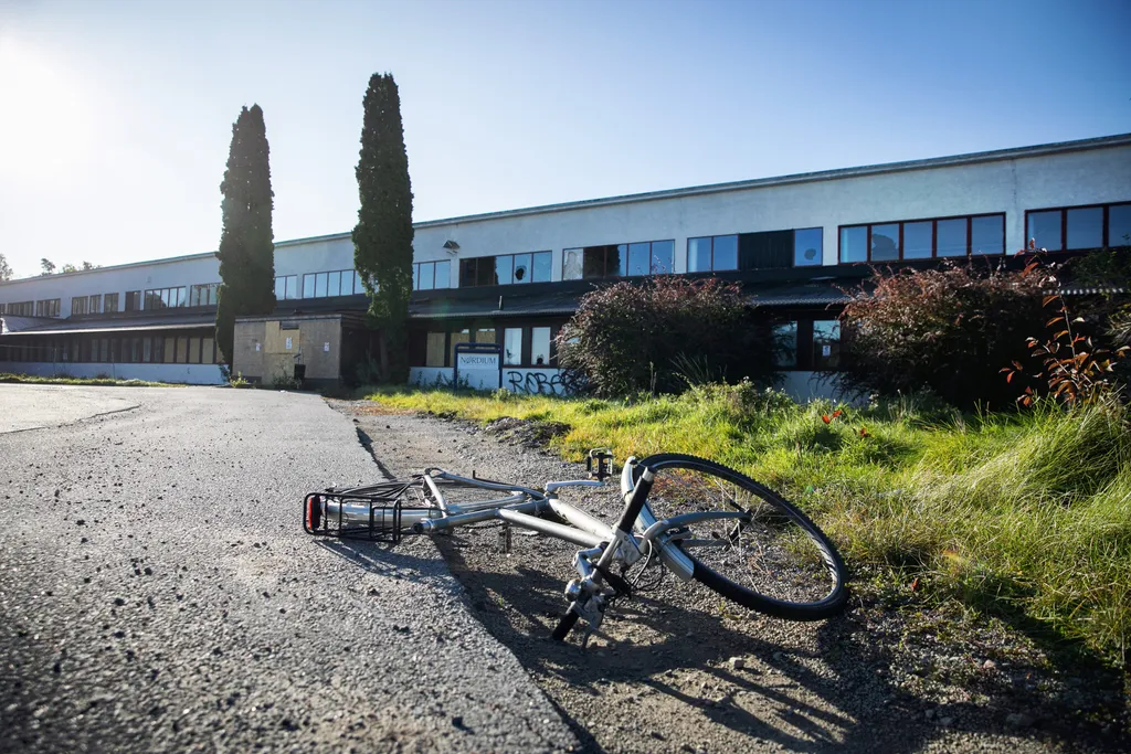 Fabrikstomten i Ekerö centrum byter ägare