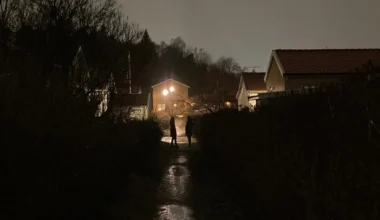 Totalmörker råder på populär gångväg