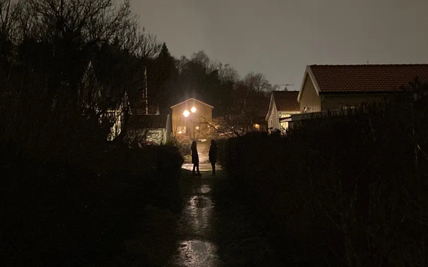 Totalmörker råder på populär gångväg