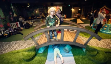 Rivstart för gratis inomhuslekpark i Bredden