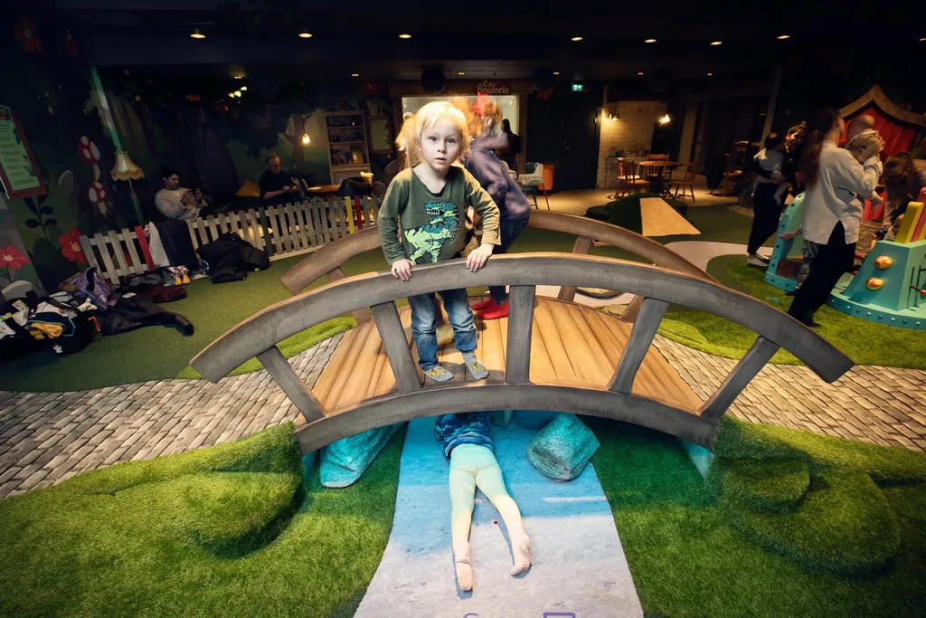 Rivstart för gratis inomhuslekpark i Bredden