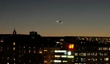 Buss har kört in i byggnad – över tio personer skadade