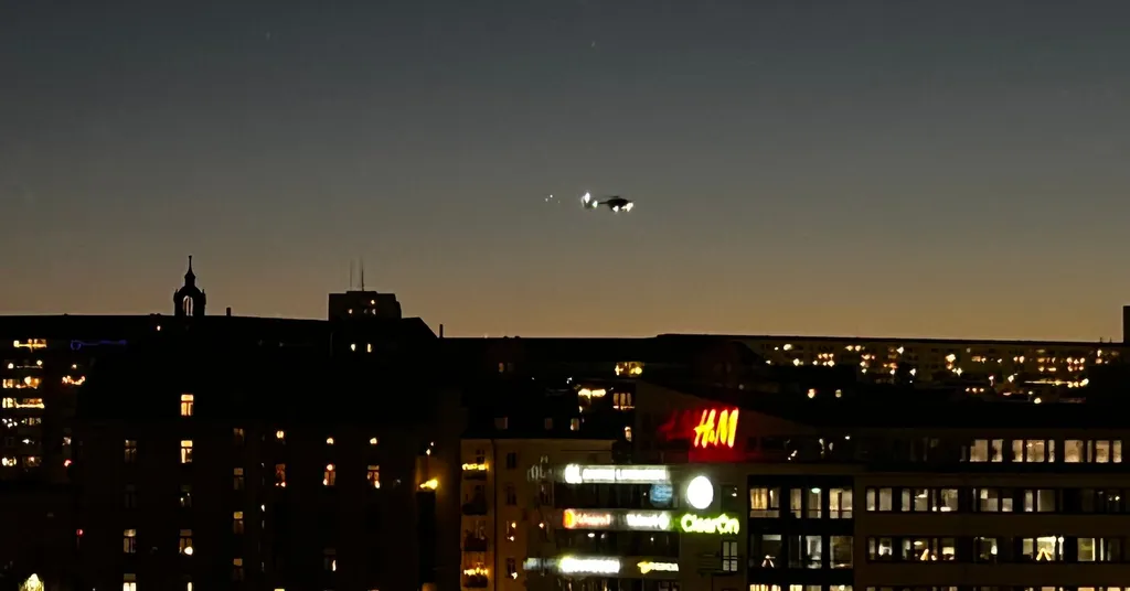 Buss har kört in i byggnad – över tio personer skadade