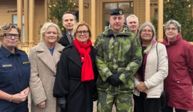 Gruppbild på personer utomhus
